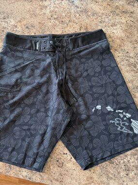Da Hui men’s hibiscus board shorts size 30